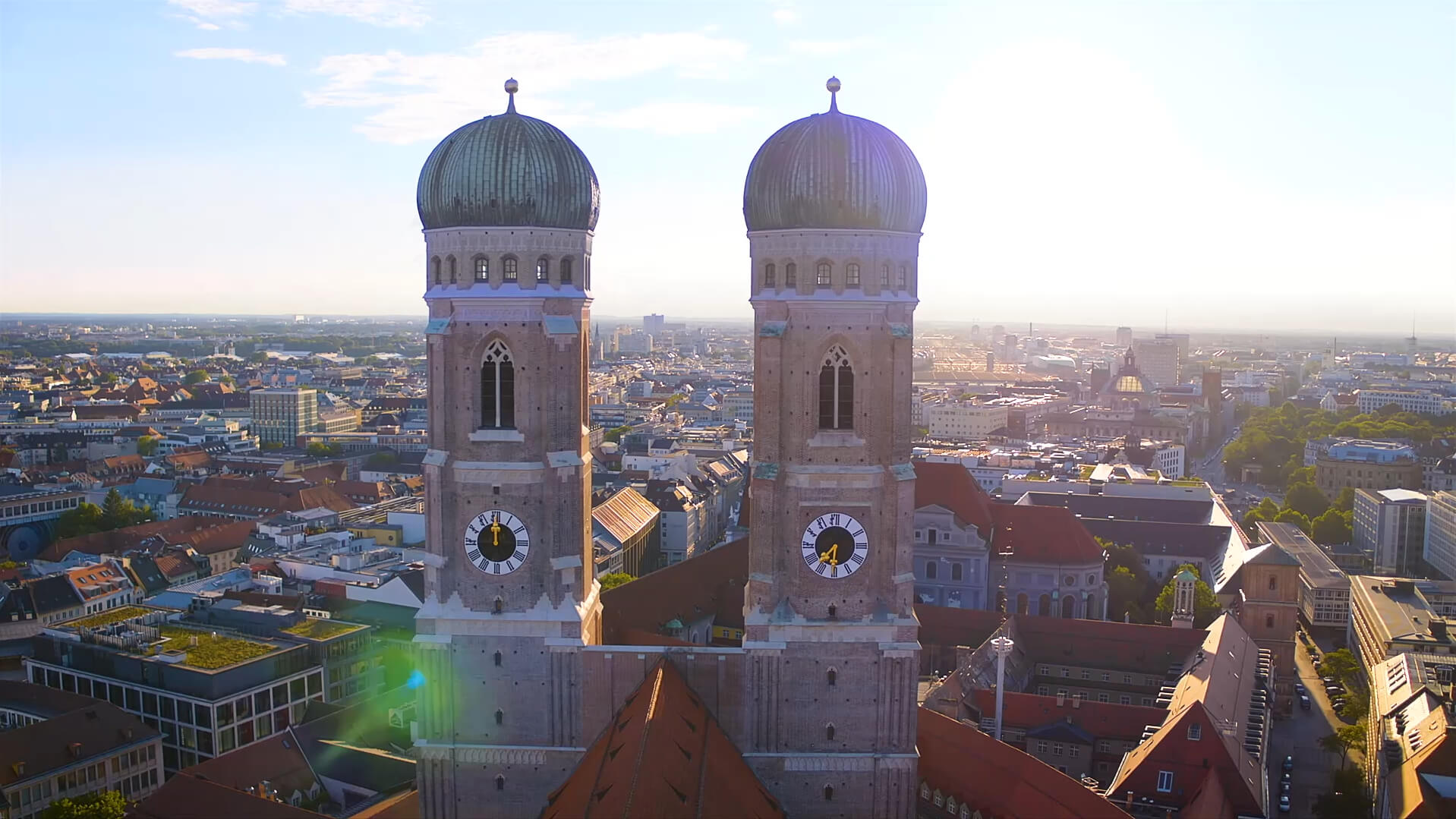 Blick von oben auf die Frauenkirche in München.