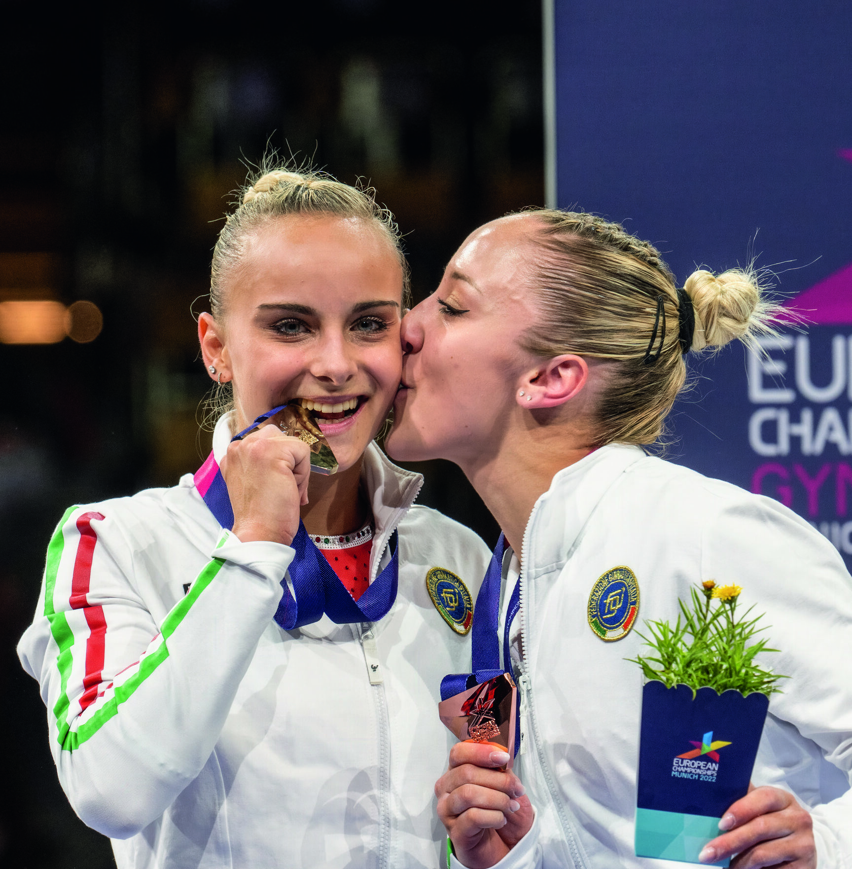 Zwei Athletinnen freuen sich über den Sieg