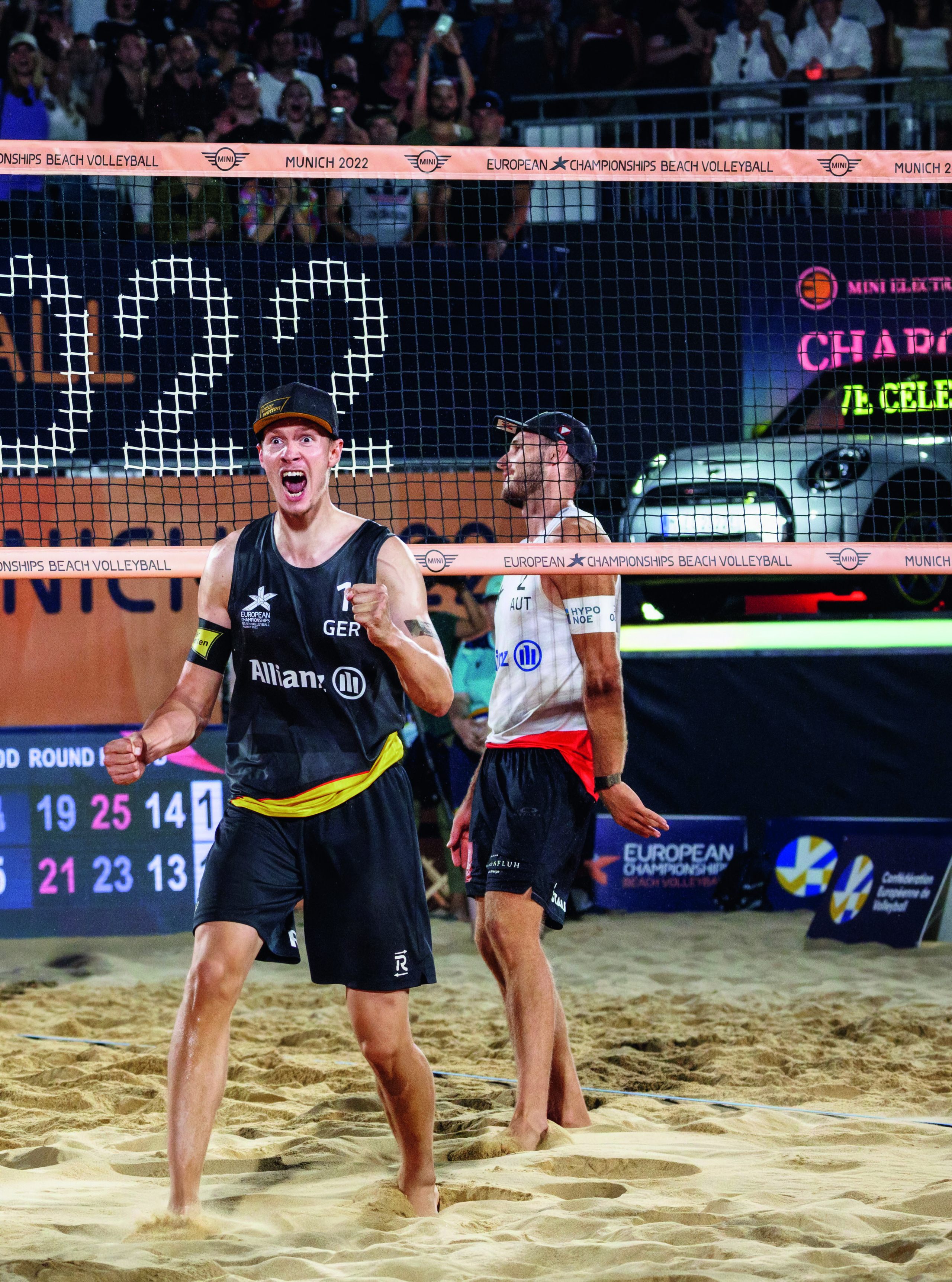 Jubelnder Beachvolleyball-Spieler bei den European Championships 2022 in München