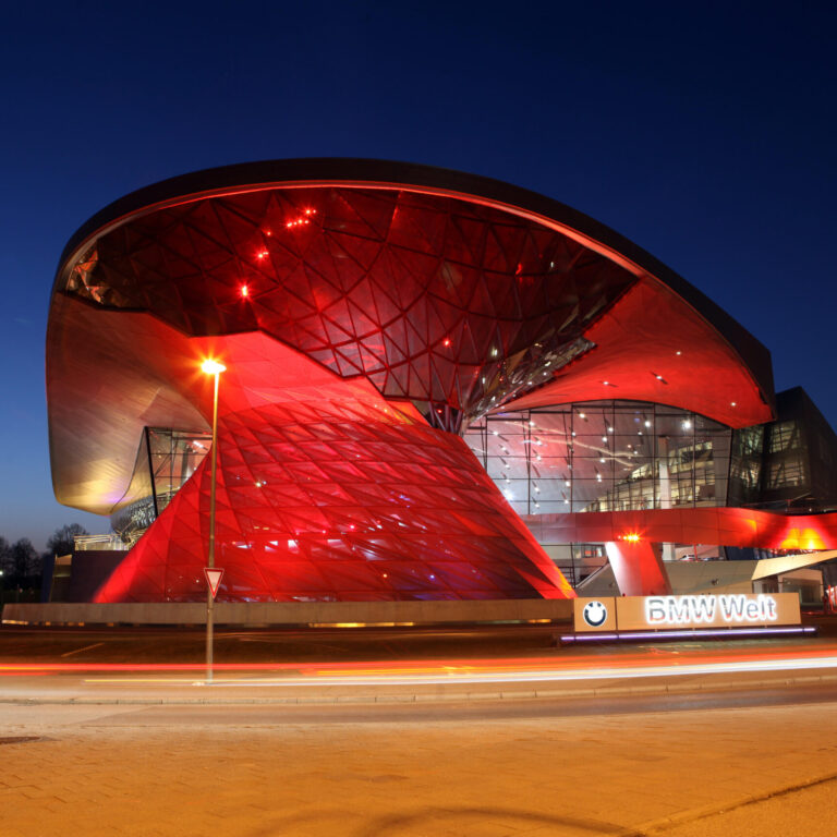 Die BMW Welt in München bei roter Beleuchtung