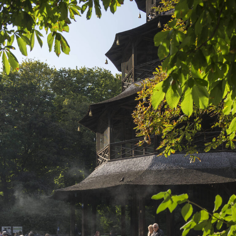 Der Chinesische Turm im Englischen Garten mit vollen Biertischen