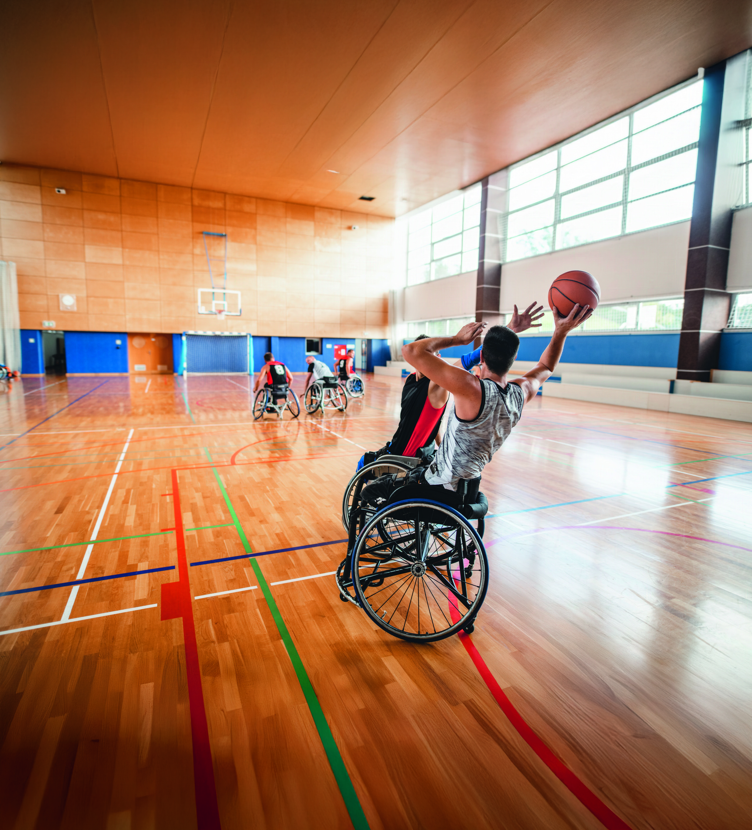 Rollstuhl-Sportler beim Hallenbasketball
