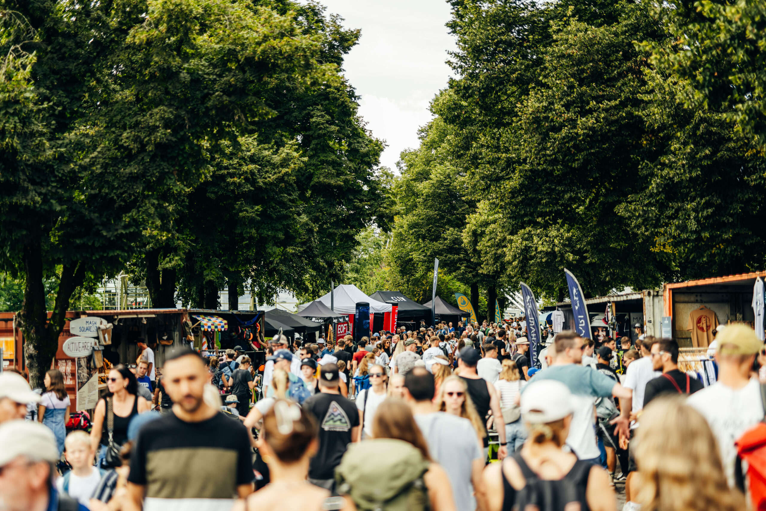 Blick auf das MASH Fest mit Menschen, die durch den Olympiapark laufen