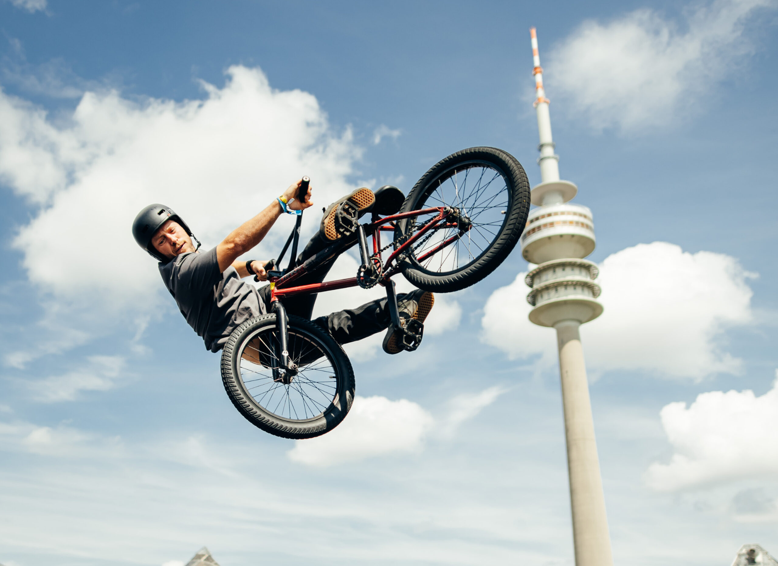 BMX Trick vor dem Olympiaturm im Rahmen von MASH