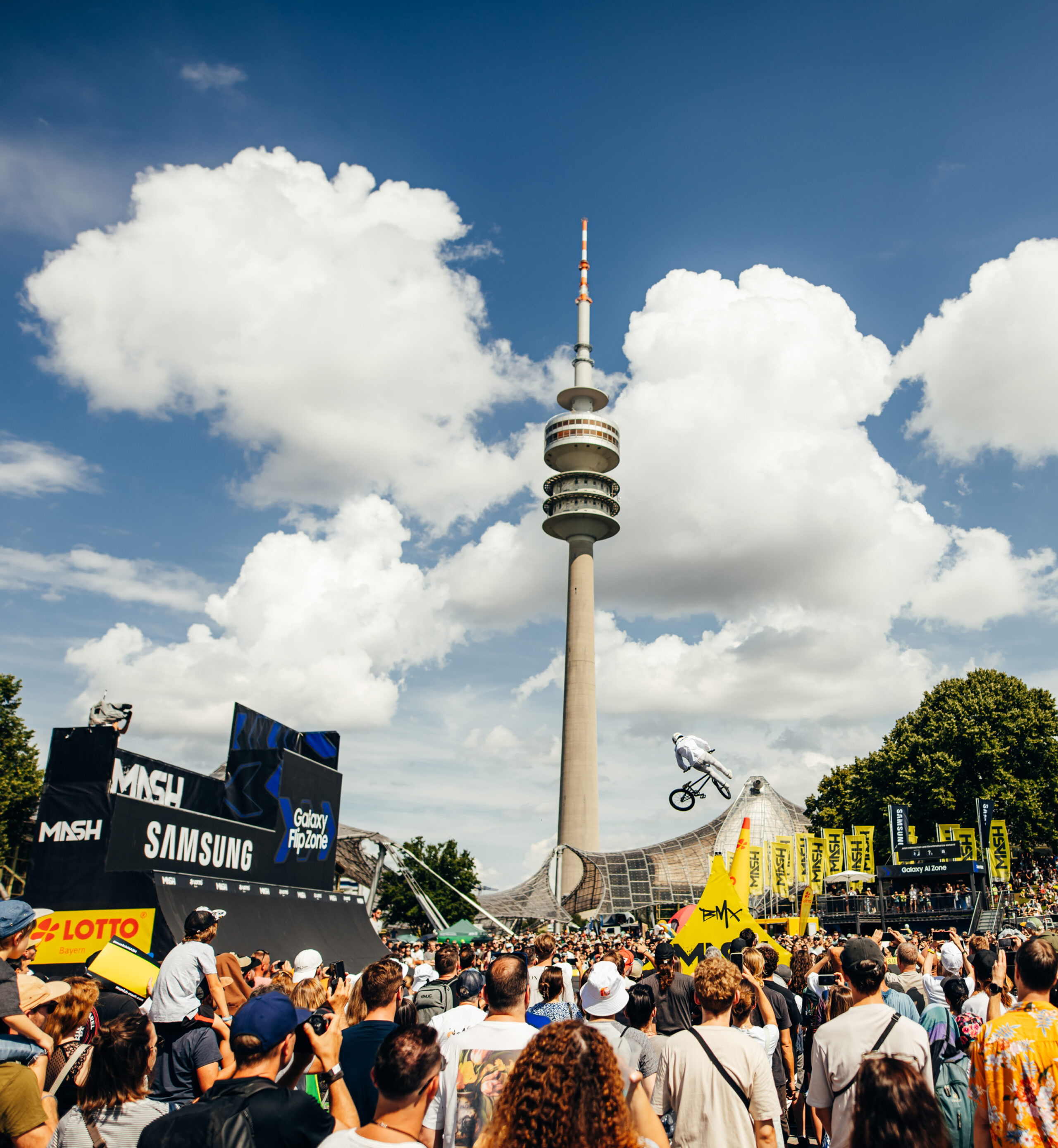 BMX Trick mit Blick auf Zeltdach und Olympiaturm