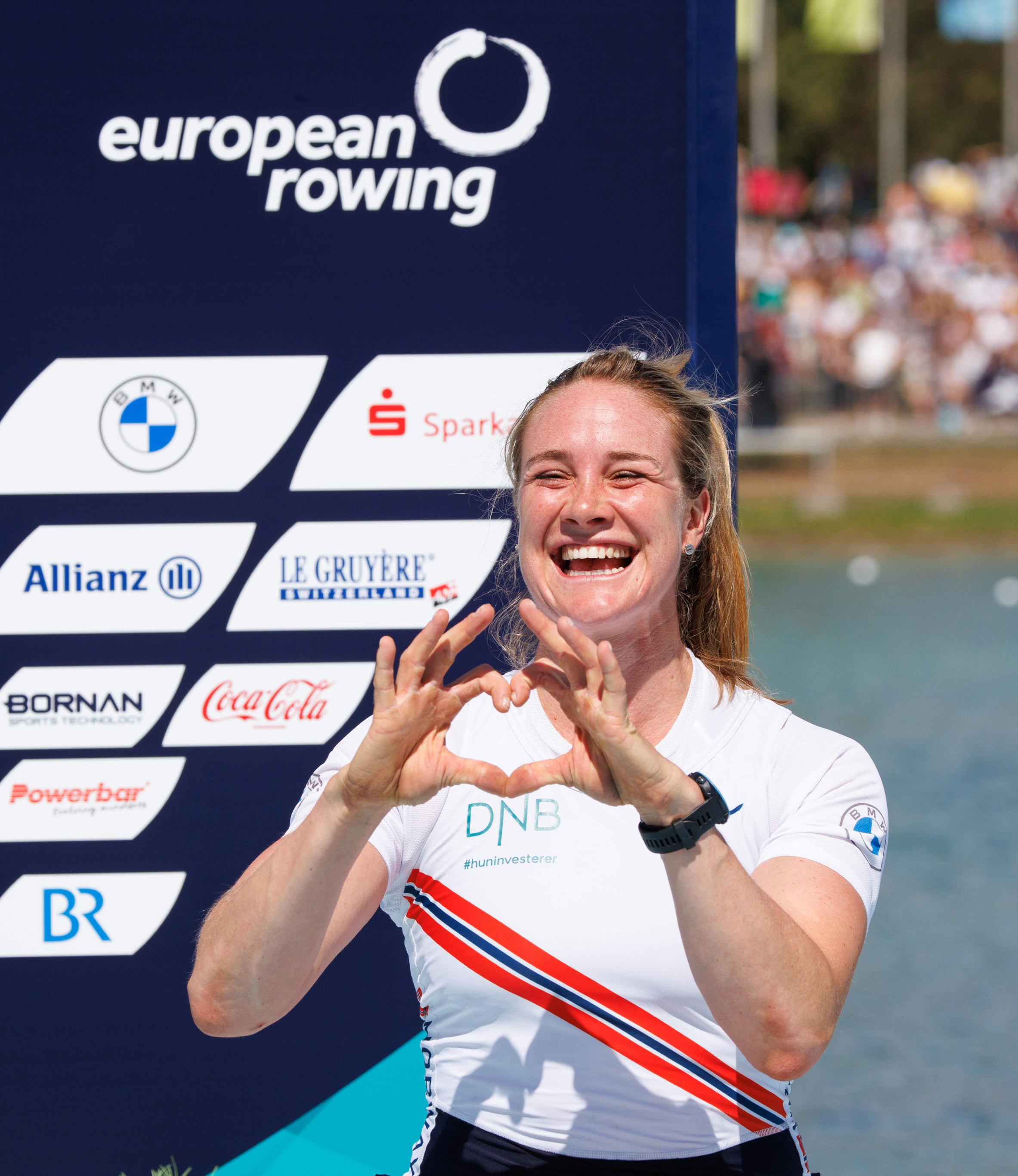 Para-Ruderwettbewerb im Rahmen der European Championships 2022, Siegerin lächelt in die Kamera und zeigt ein Herz mit ihren Händen