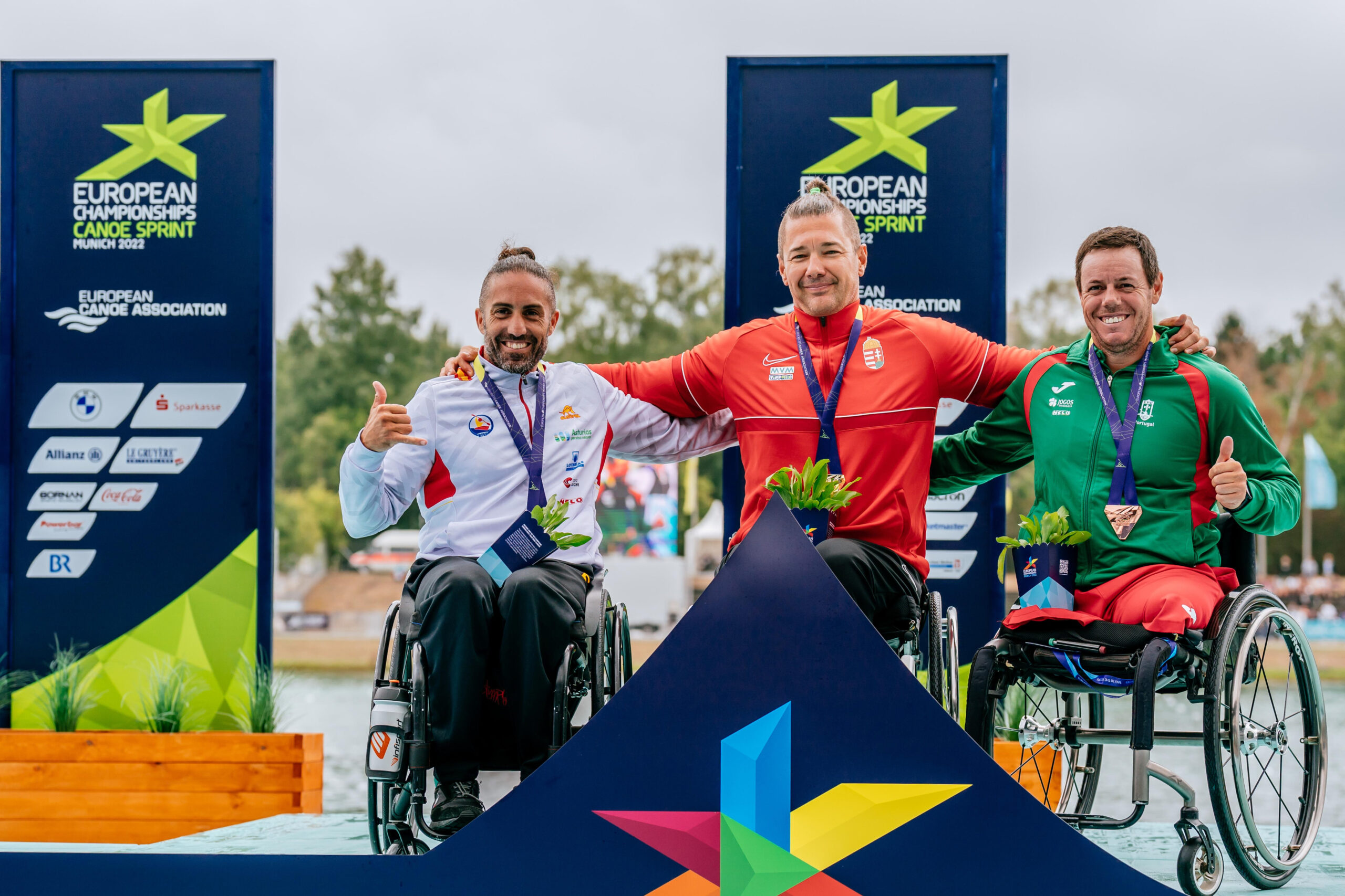 Siegerehrung beim Para-Ruderwettbewerb im Rahmen der European Championships 2022, die 3 Sieger im Rollstuhl lächeln in die Kamera