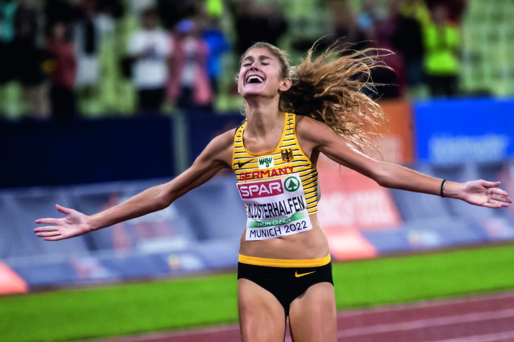 Eine Athletin freut sich beim Zieleinlauf über ihren Sieg